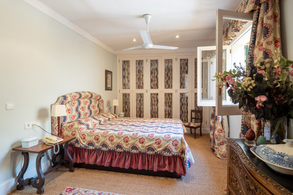 Historischer Stadtpalast aus dem 19. Jahrhundert in der Altstadt von Palma Bild 10