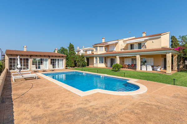 Großzügige Villa mit Meerblick, Poolhaus und Ferienvermietungslizenz Bild 3