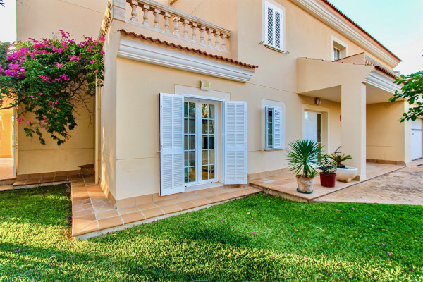 Großzügige Villa mit Meerblick, Poolhaus und Ferienvermietungslizenz Bild 12