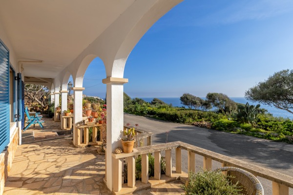 Mediterrane Villa mit Südwestausrichtung direkt am Meer in Cala Figuera