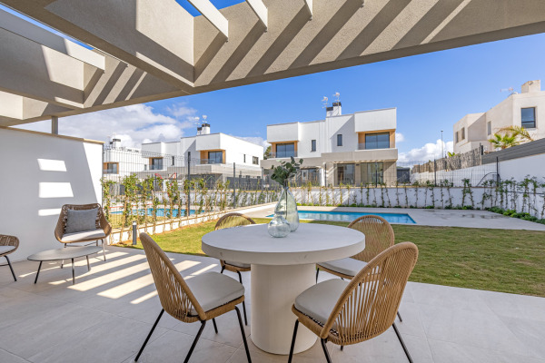 Neubau Doppelhaushälften mit privatem Pool und Teilmeerblick Bild 2