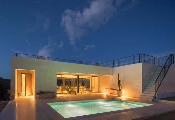 Moderne Neubauvillen mit Pool fußläufig zum Strand in Cala Murada