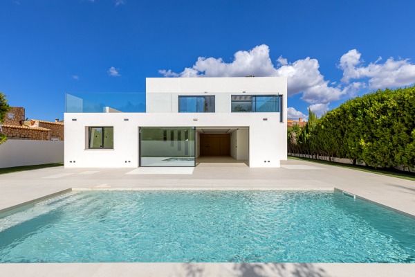 Neue, moderne Villa zum Erstbezug in Bahia Grande