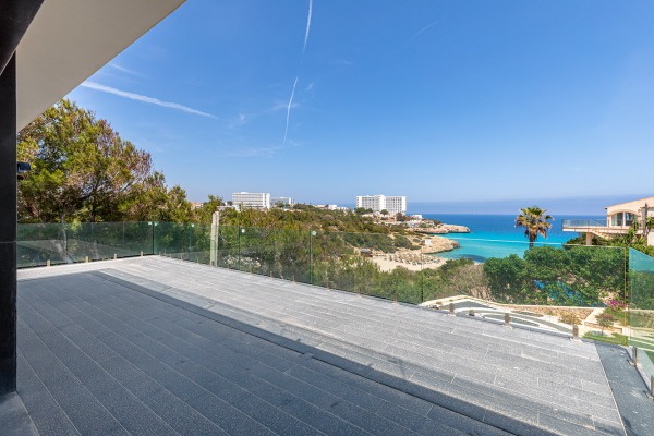 Moderne Neubau Strandvilla in 1. Meereslinie oberhalb der Cala Domingos Bild 2