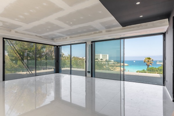 Moderne Neubau Strandvilla in 1. Meereslinie oberhalb der Cala Domingos Bild 5