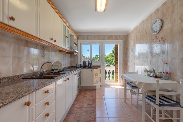 Villa im mediterranen Stil zum Renovieren Bild 6