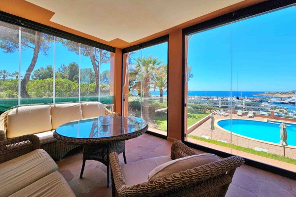 Apartment mit Meerblick in privilegierter Lage direkt am Yachthafen Port Adriano Bild 2