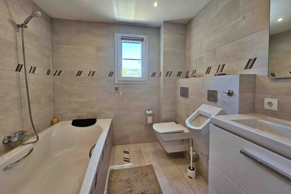 Apartment mit Meerblick in privilegierter Lage direkt am Yachthafen Port Adriano Bild 9