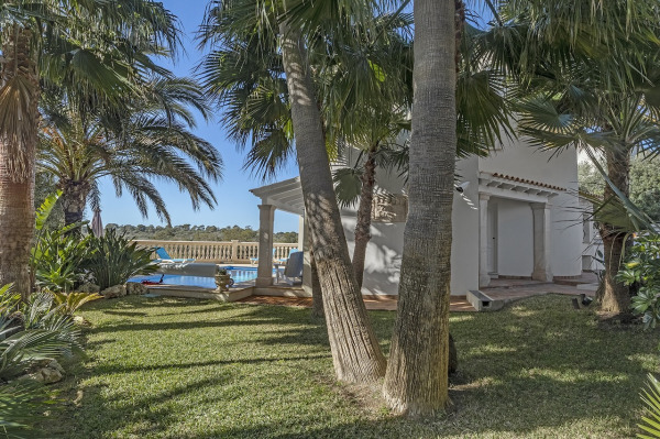 Mediterrane Villa in einzigartiger Lage oberhalb der Bucht in 1. Meereslinie Bild 4