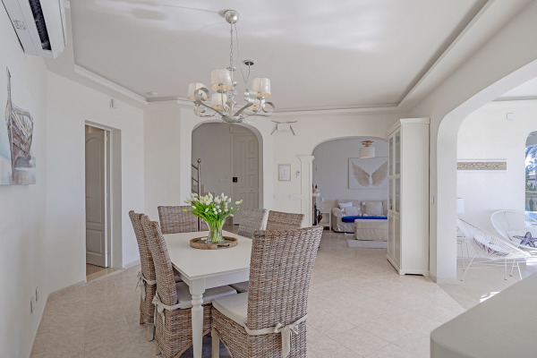 Mediterrane Villa in einzigartiger Lage oberhalb der Bucht in 1. Meereslinie Bild 8