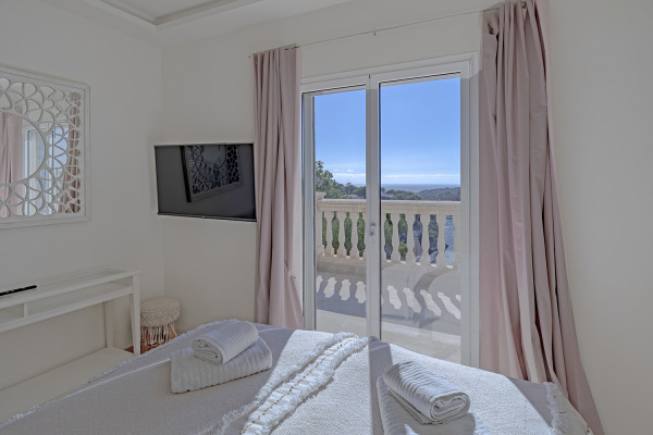 Mediterrane Villa in einzigartiger Lage oberhalb der Bucht in 1. Meereslinie Bild 10