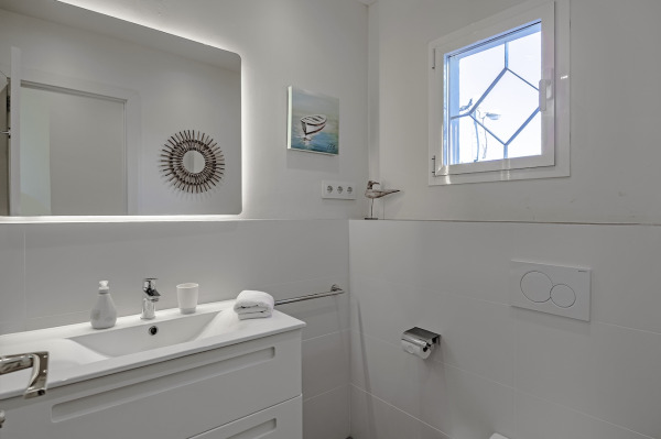 Mediterrane Villa in einzigartiger Lage oberhalb der Bucht in 1. Meereslinie Bild 11