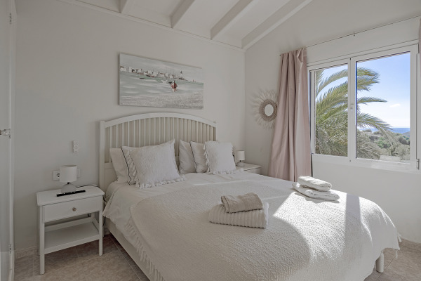 Mediterrane Villa in einzigartiger Lage oberhalb der Bucht in 1. Meereslinie Bild 12