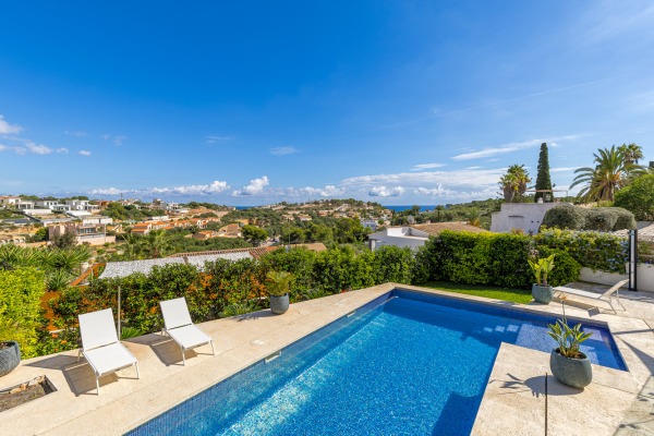 Moderne Villa mit Pool und Meerblick auf zwei Buchten