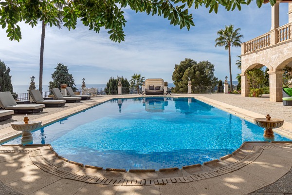 Exklusive Luxusvilla mit Meerblick in begehrter Lage von Genova Bild 3