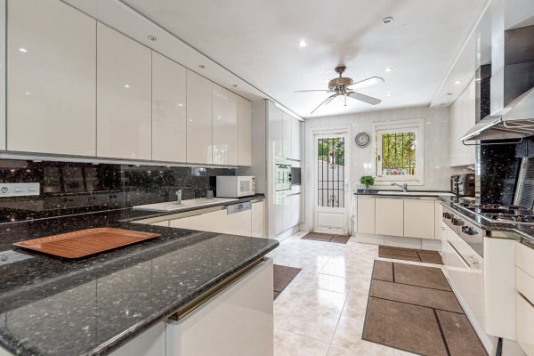 Exklusive Luxusvilla mit Meerblick in begehrter Lage von Genova Bild 12