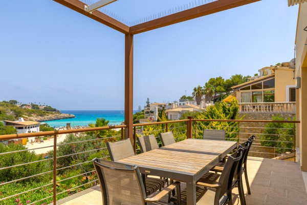 Exklusive Villa mit direktem Strandzugang zur Cala Mandía und Traumblick