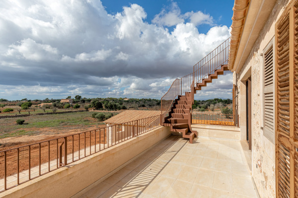 Neugebaute Naturstein-Finca mit Pool bei Ses Salines Bild 12
