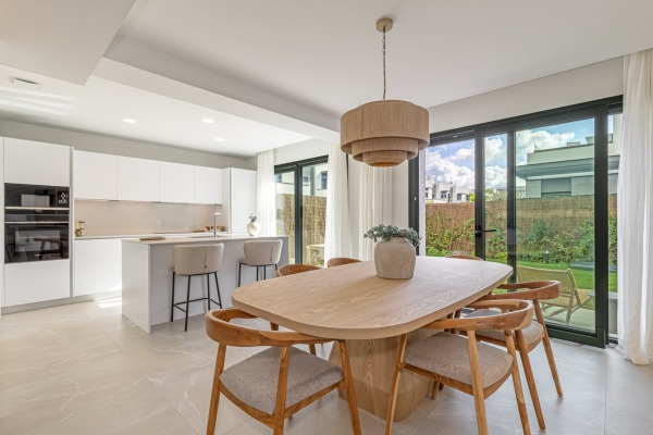 Modernes Neubau-Reihenhaus mit privatem Pool Bild 7