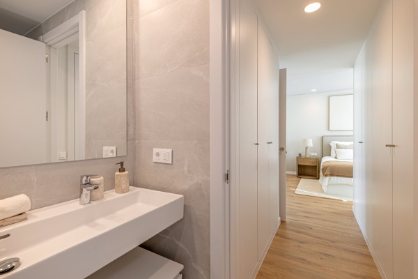 Modernes Neubau-Reihenhaus mit privatem Pool Bild 10