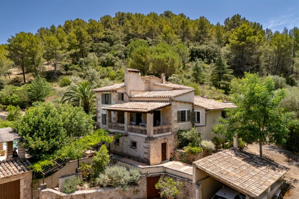 Mallorquinische Villa in malerischer Lage am Fuße des Tramuntana-Gebirges