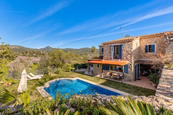 Mediterrane Naturstein-Villa mit Pool und Blick auf die Natur in Es Capdella